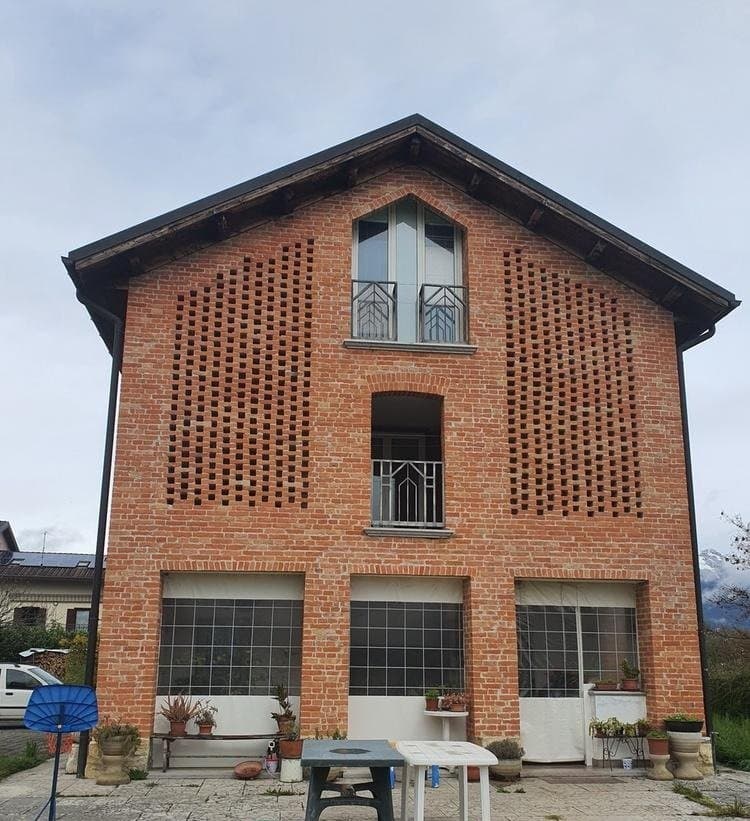 Casale in mattoni trattato da Qualamano